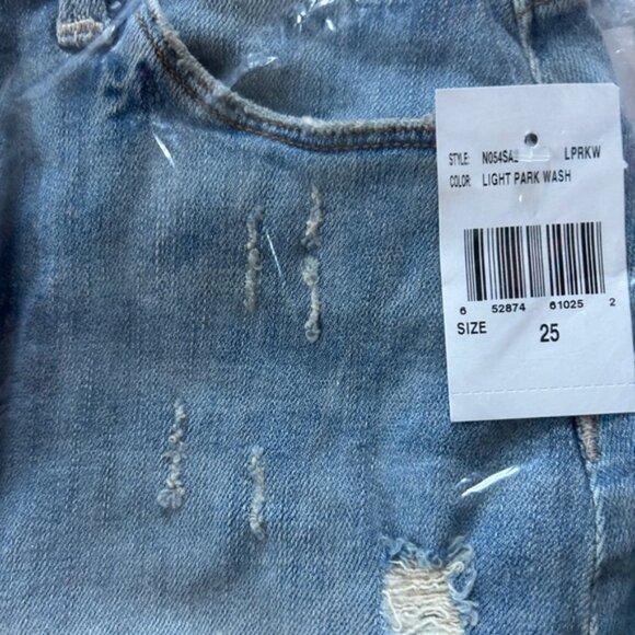 edyson Delon High Rise Short in Light Park Wash NWT - Picture 8 of 10